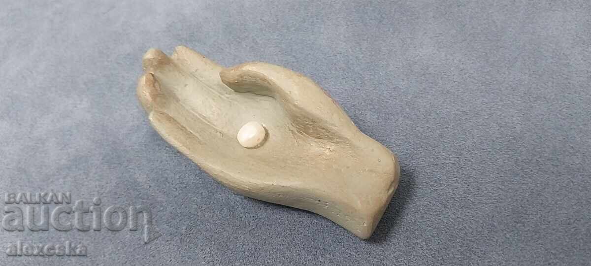 "Hand" with pearl - 7