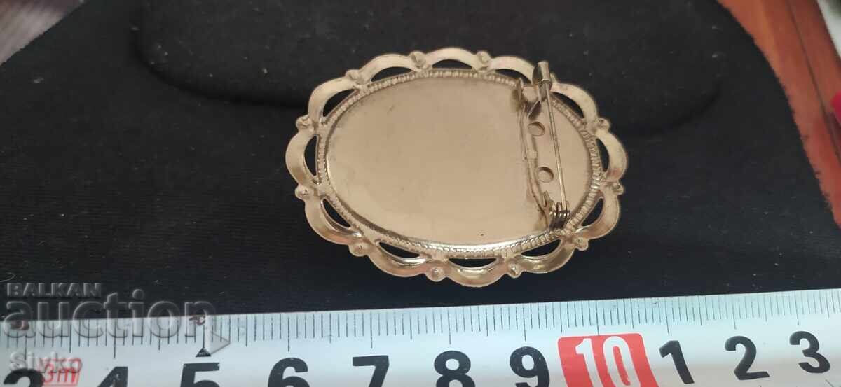 Auction A brooch Auction A brooch