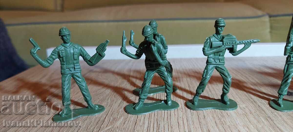 Auction  Collectible Figures - 7 Pieces