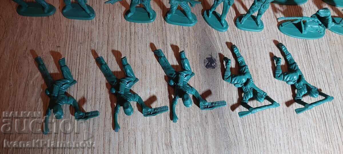 Figurine pentru colecționari 20 bucăți cu preț € 10.00 | 19.56 BGN