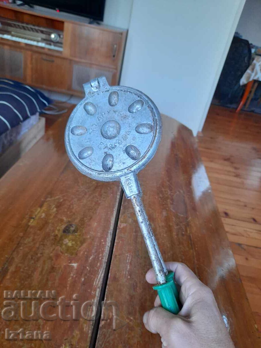 Παλιά συσκευή για το ψήσιμο γλυκών, ξηροί καρποί με τιμή 55.00 BGN | € 28.12