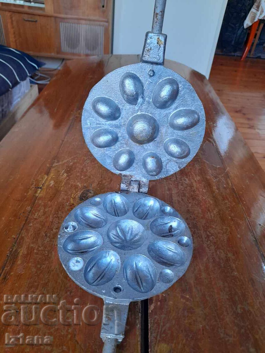 Παλιά συσκευή για το ψήσιμο γλυκών, ξηροί καρποί - 5