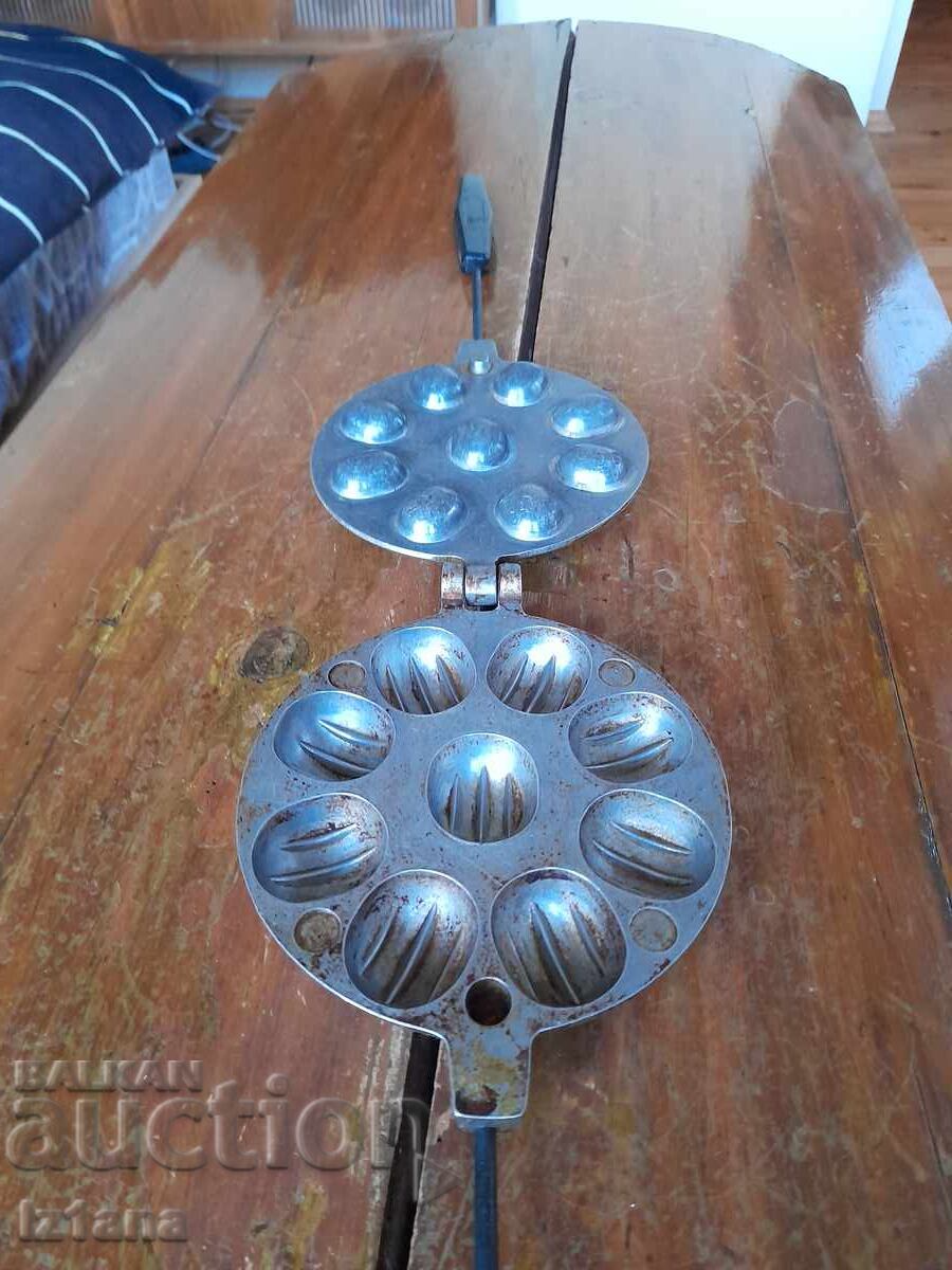 Delivery of Old device for baking sweets, Nuts