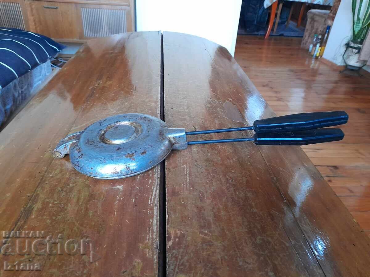 Old device for baking sweets, Nuts