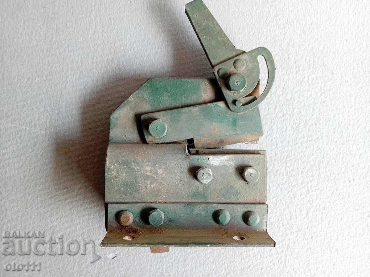OLD SHEET METAL GUILLOTINE with price 30.00 BGN | € 15.34 OLD SHEET METAL GUILLOTINE with price 30.00 BGN | € 15.34