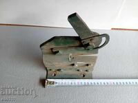 Veche ghilotină pentru tablă