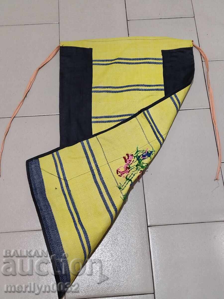 Licitație Broderie vechi șorț beteală, costum, pânză Licitație Broderie vechi șorț beteală, costum, pânză