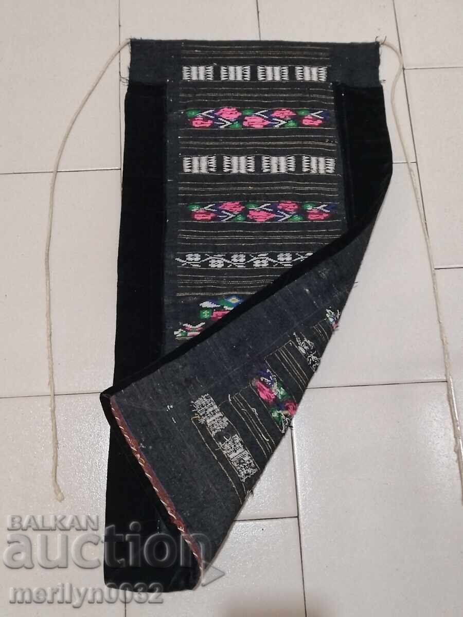 Licitație Broderie vechi șorț beteală, costum, pânză Licitație Broderie vechi șorț beteală, costum, pânză