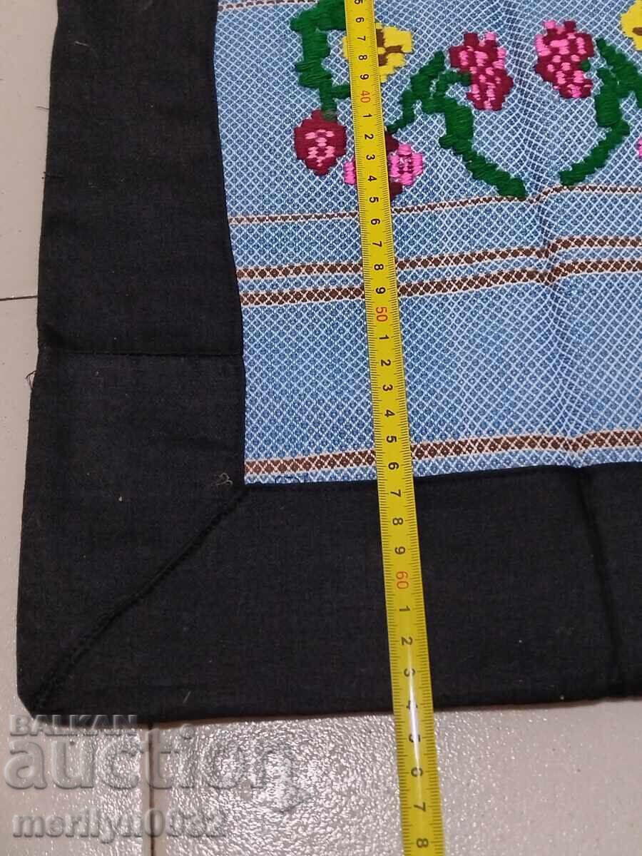 Licitație Broderie vechi șorț beteală, costum, pânză Licitație Broderie vechi șorț beteală, costum, pânză