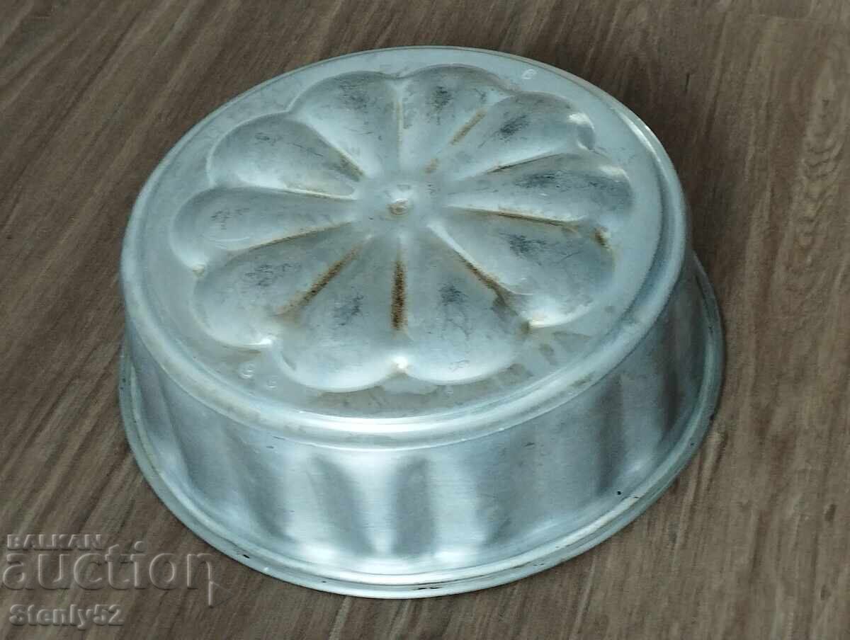 Large aluminum cake pan with Teflon coating with price 25.00 BGN | € 12.78 Large aluminum cake pan with Teflon coating with price 25.00 BGN | € 12.78