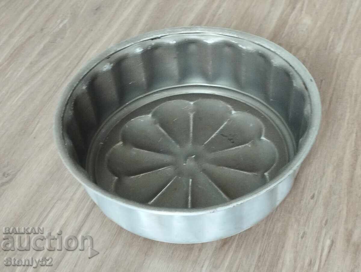 Large aluminum cake pan with Teflon coating Large aluminum cake pan with Teflon coating
