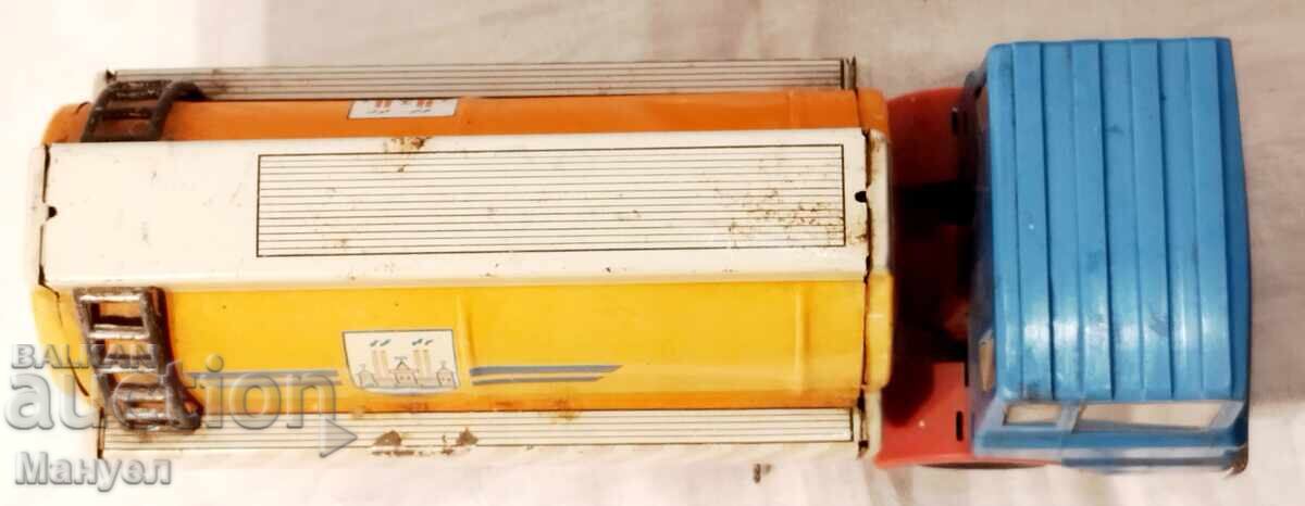 Доставка на Стара и рядка ламаринена играчка.