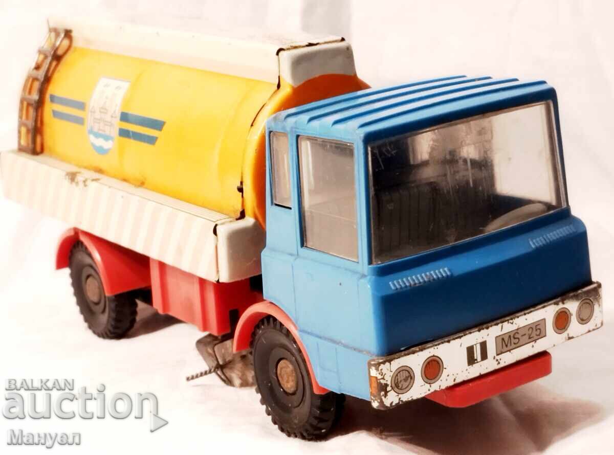 Стара и рядка ламаринена играчка.