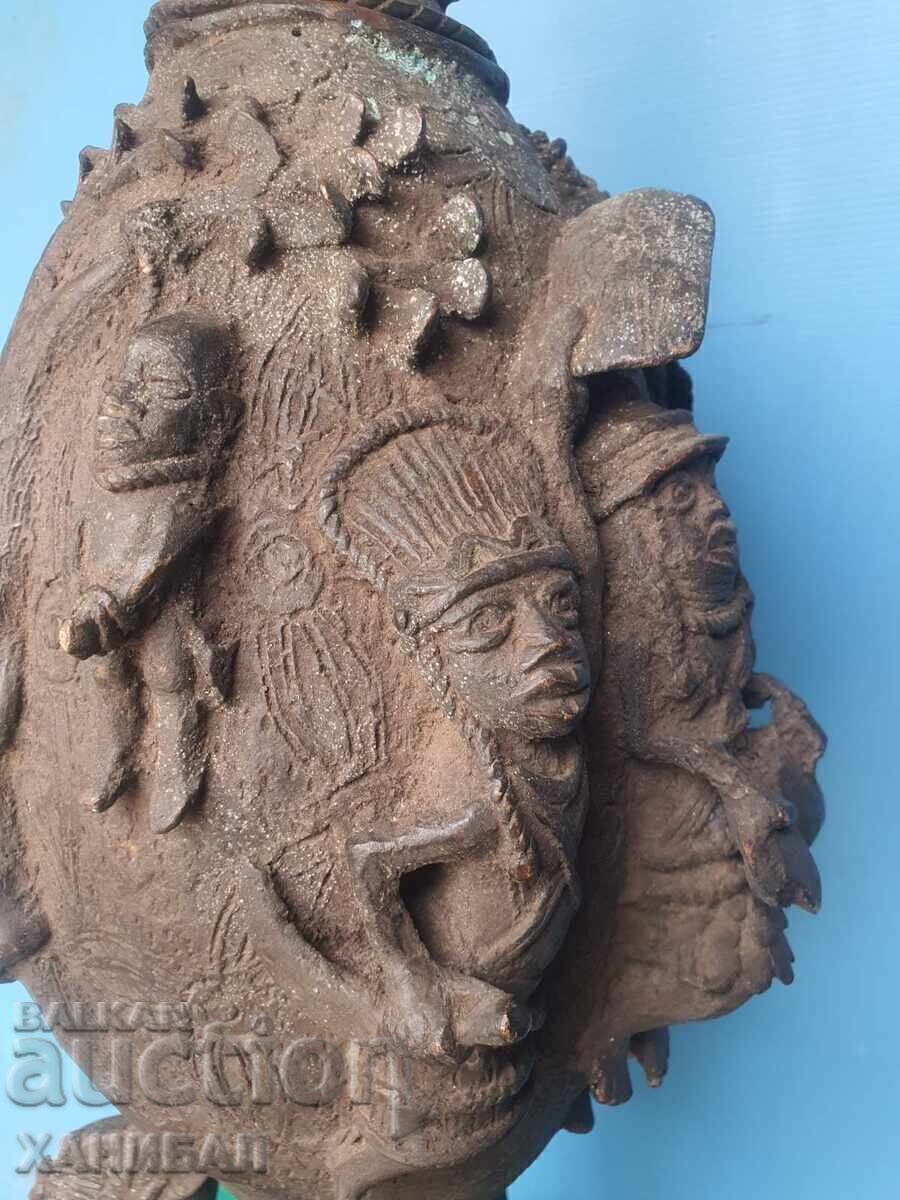 URNĂ AFRICANĂ MARE, VECHE, UIMITOARE, DIN BRONZ, DE BENIN cu preț 1500.00 BGN | € 766.94 URNĂ AFRICANĂ MARE, VECHE, UIMITOARE, DIN BRONZ, DE BENIN cu preț 1500.00 BGN | € 766.94