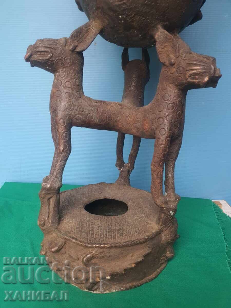 Licitație URNĂ AFRICANĂ MARE, VECHE, UIMITOARE, DIN BRONZ, DE BENIN Licitație URNĂ AFRICANĂ MARE, VECHE, UIMITOARE, DIN BRONZ, DE BENIN