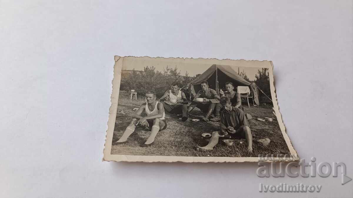 Φωτογραφία Στρατιωτών Τρώνε μπροστά από Σκηνή