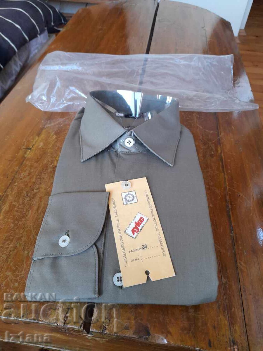 Παλιό στρατιωτικό πουκάμισο με τιμή 33.00 BGN | € 16.87 Παλιό στρατιωτικό πουκάμισο με τιμή 33.00 BGN | € 16.87