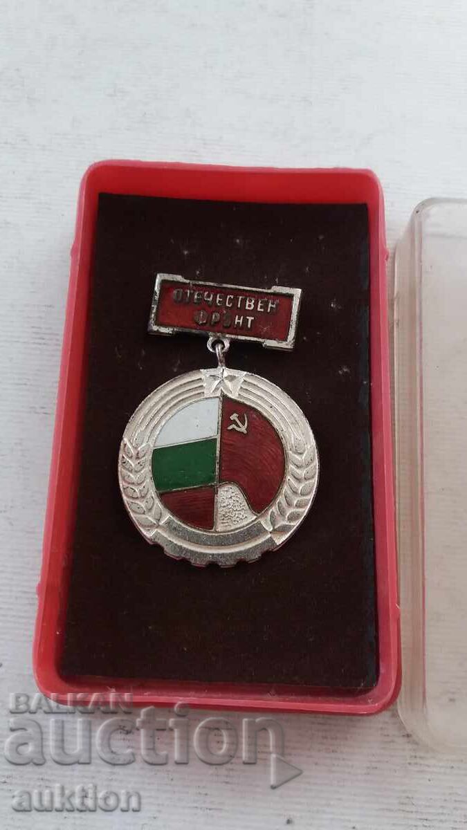 Auction  PATRIOTIC FRONT BADGE IN A BOX