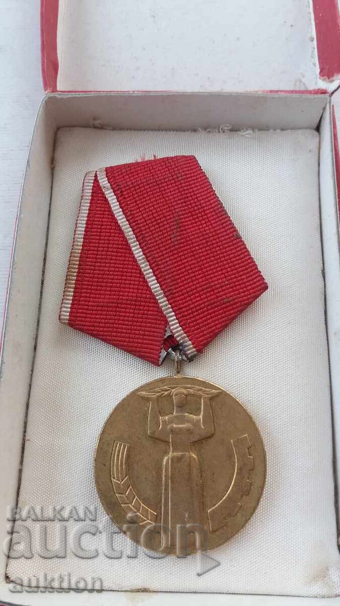 Delivery of Jubilee medal "25 years of people's power" with box