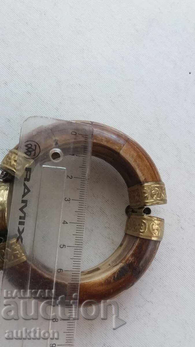 Auction  MASSIVE IVORY NECKLACE WITH STONE