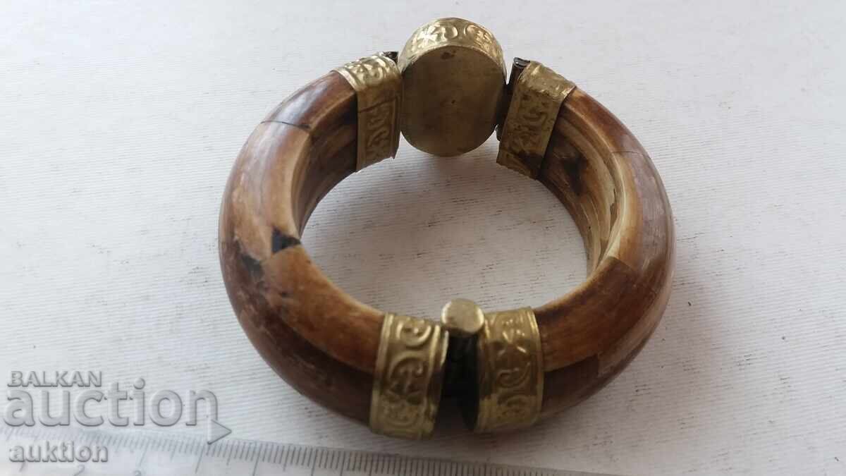 Delivery of MASSIVE IVORY NECKLACE WITH STONE