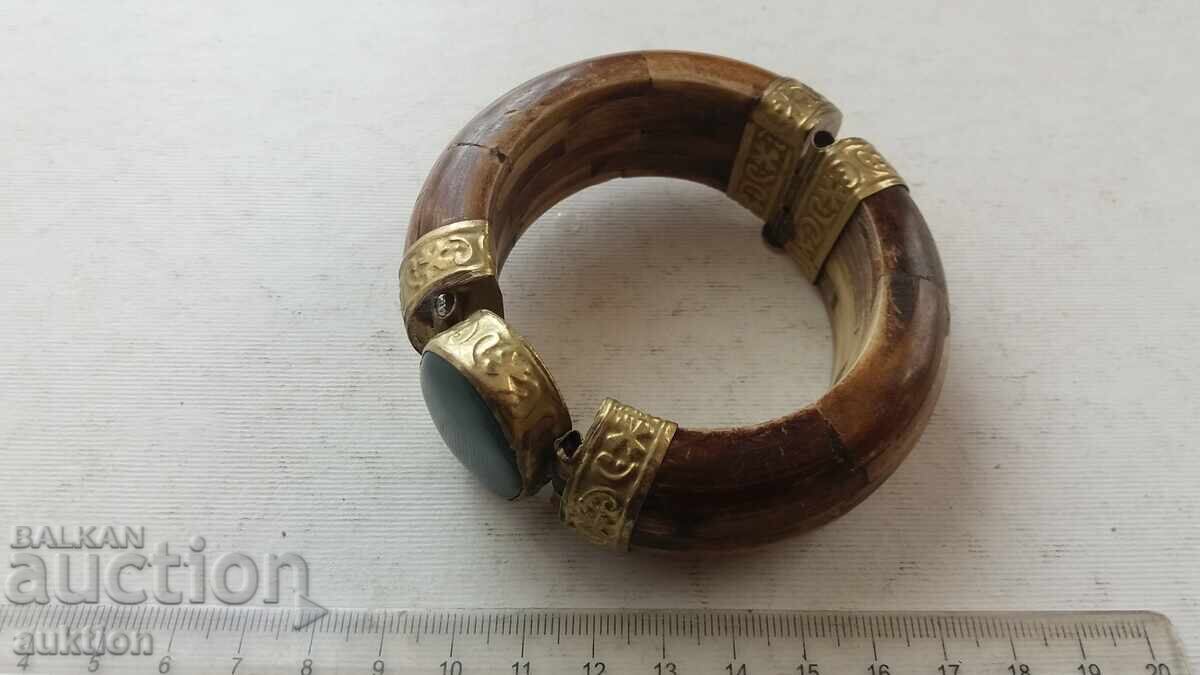 MASSIVE IVORY NECKLACE WITH STONE