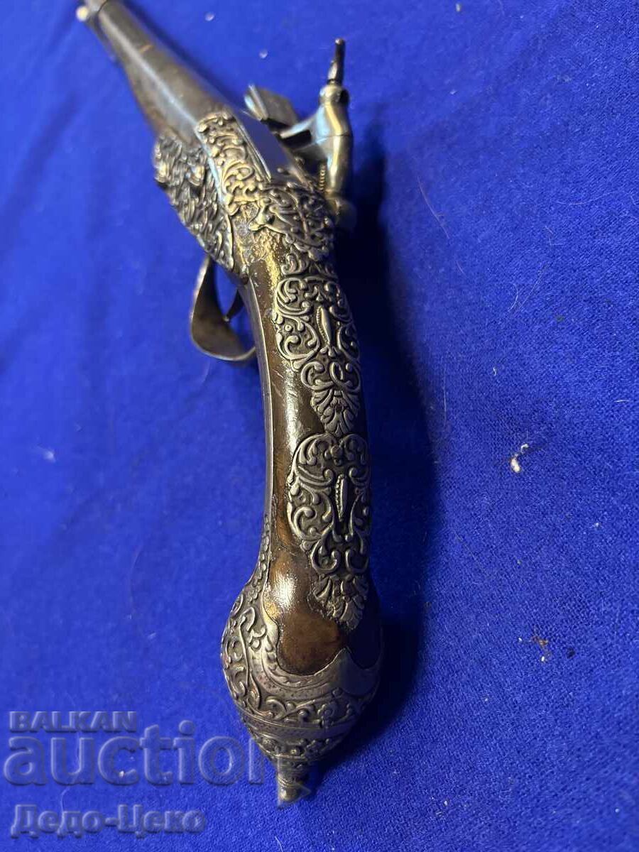 Кремъчен пищов сребърен 18 век с цена 3400.00 лв. | € 1738.39 Кремъчен пищов сребърен 18 век с цена 3400.00 лв. | € 1738.39