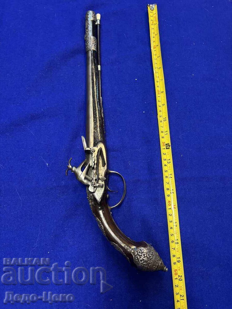 Кремъчен пищов сребърен 18 век Кремъчен пищов сребърен 18 век