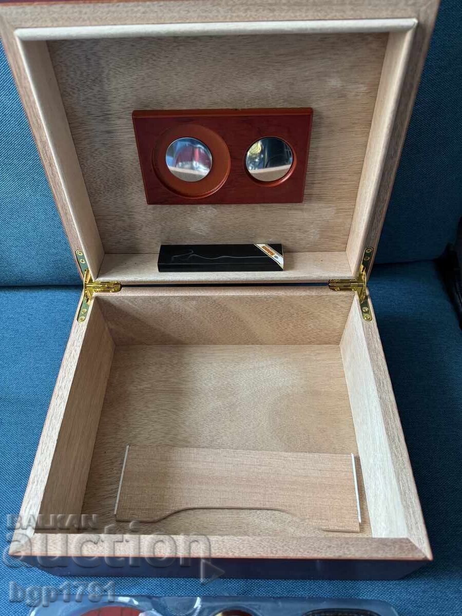 Auction  Luxury cigar box, humidor, new