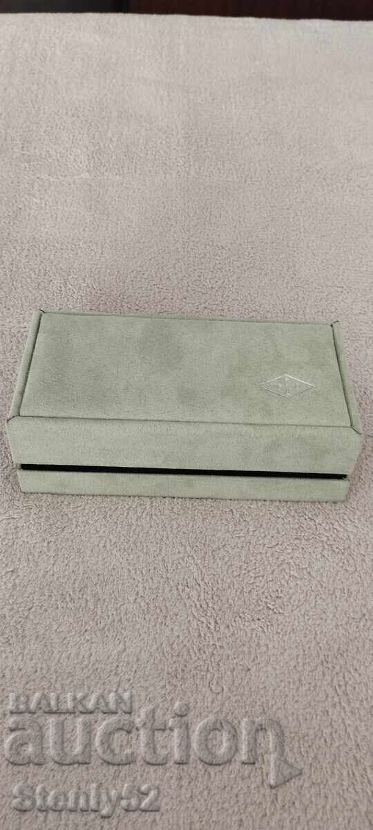 Аукцион Луксозна кутия за бижута от Van Cleef&Arpels Аукцион Луксозна кутия за бижута от Van Cleef&Arpels