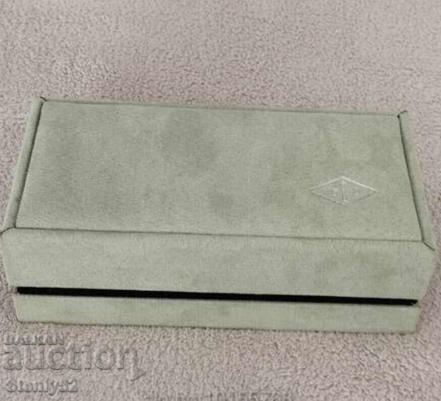 Луксозна кутия за бижута от Van Cleef&Arpels Луксозна кутия за бижута от Van Cleef&Arpels