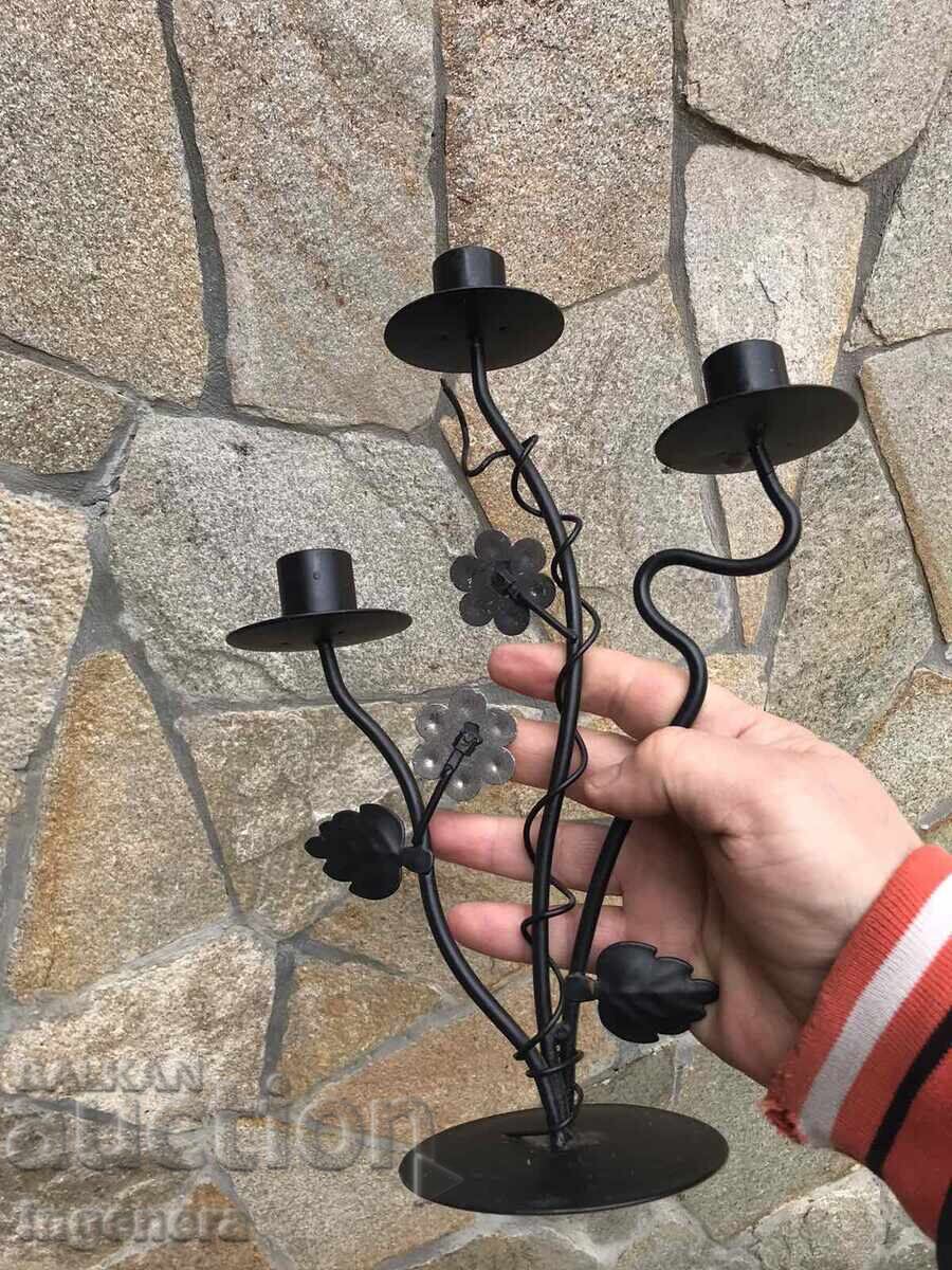 Licitație SFEȘNIC DIN FIER FORJAT METAL TREI LOCAȘURI