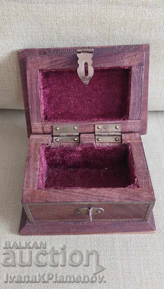 Delivery of Wooden box, solid brass hardware, for collectors