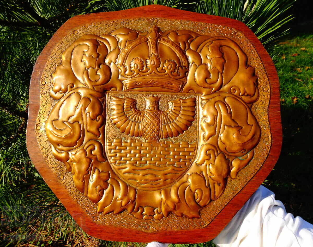 Οικογενειακό χάλκινο πάνελ με Ίσιδα, Στέμμα, Φρούριο