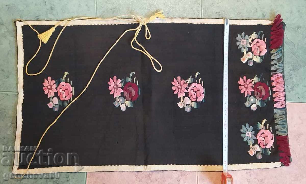 Доставка на 120годишна автентична престилка,бродерия