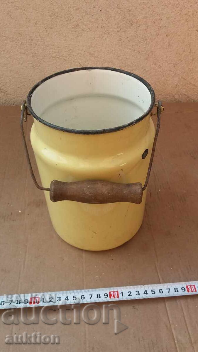 Livrarea Găleată de lapte emailată, socială