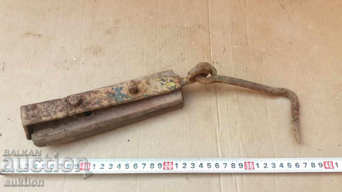 LACAT VECHI DE POARTA FORJAT cu preț 3.99 BGN | € 2.04