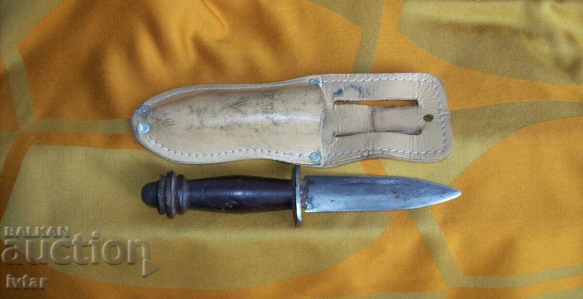 Ένα παλιό στιλέτο Ένα παλιό στιλέτο