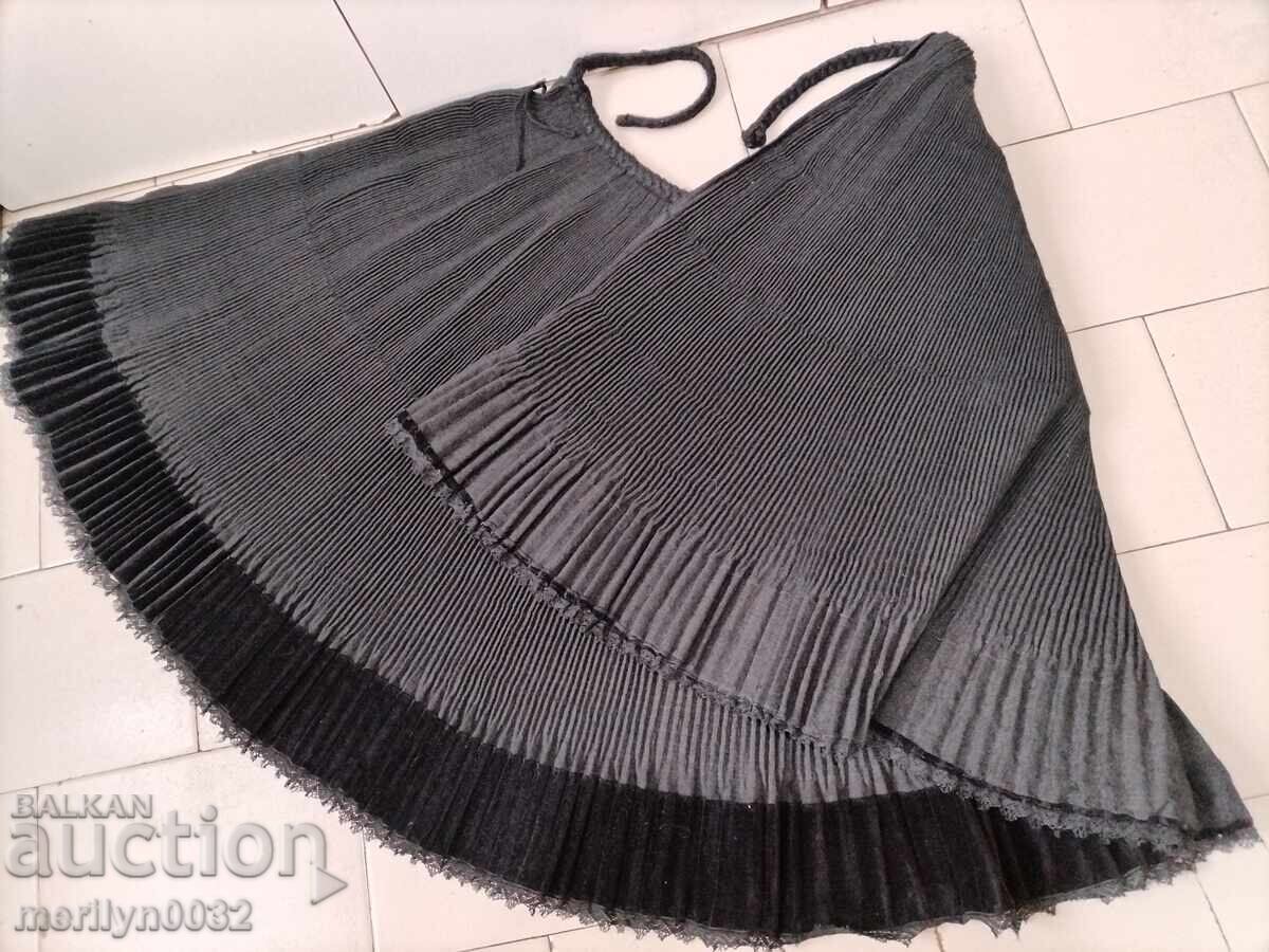 Vintage embroidered velvet clutch bag with price 177.00 BGN | € 90.50 Vintage embroidered velvet clutch bag with price 177.00 BGN | € 90.50