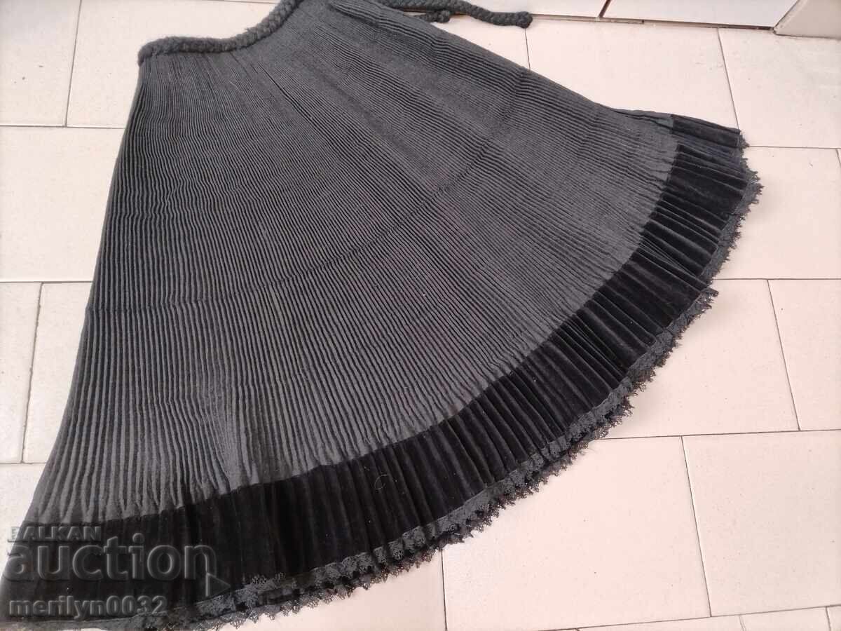 Auction Vintage embroidered velvet clutch bag Auction Vintage embroidered velvet clutch bag