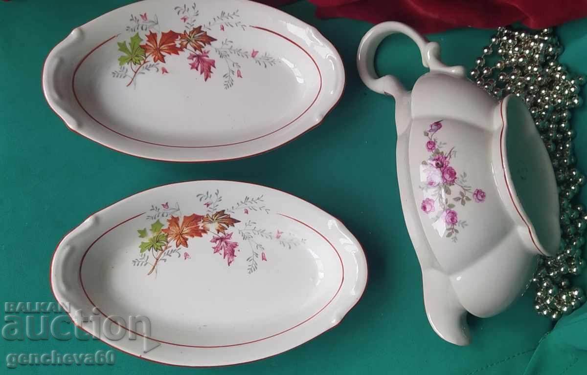 Auction IZIDA Retro porcelain - sauce boat and 2 plates Auction IZIDA Retro porcelain - sauce boat and 2 plates