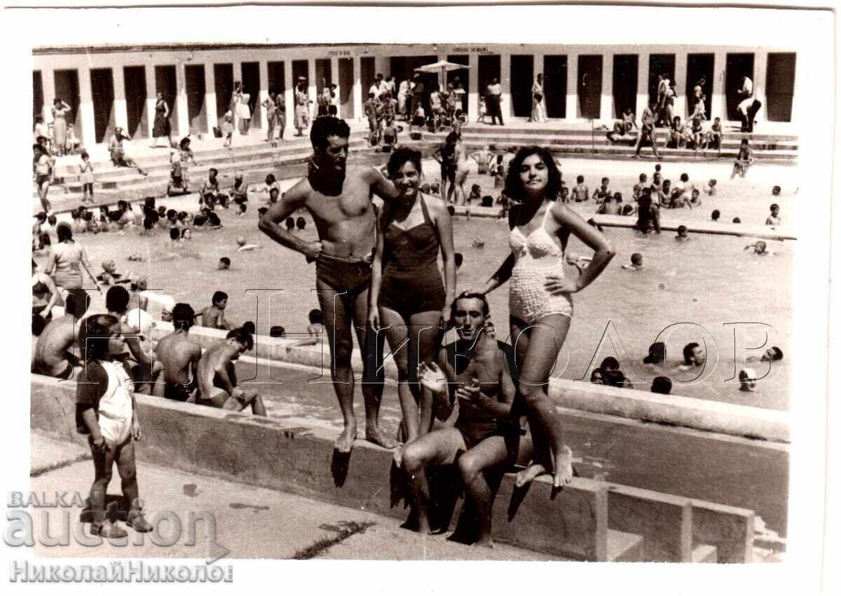 SMALL OLD PHOTO POOL BATHING PARTY BY THE WATER D562 SMALL OLD PHOTO POOL BATHING PARTY BY THE WATER D562