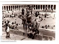 МАЛКА СТАРА СНИМКА БАСЕЙН КЪПАЛНЯ ПАРТИ КРАЙ ВОДАТА Д562