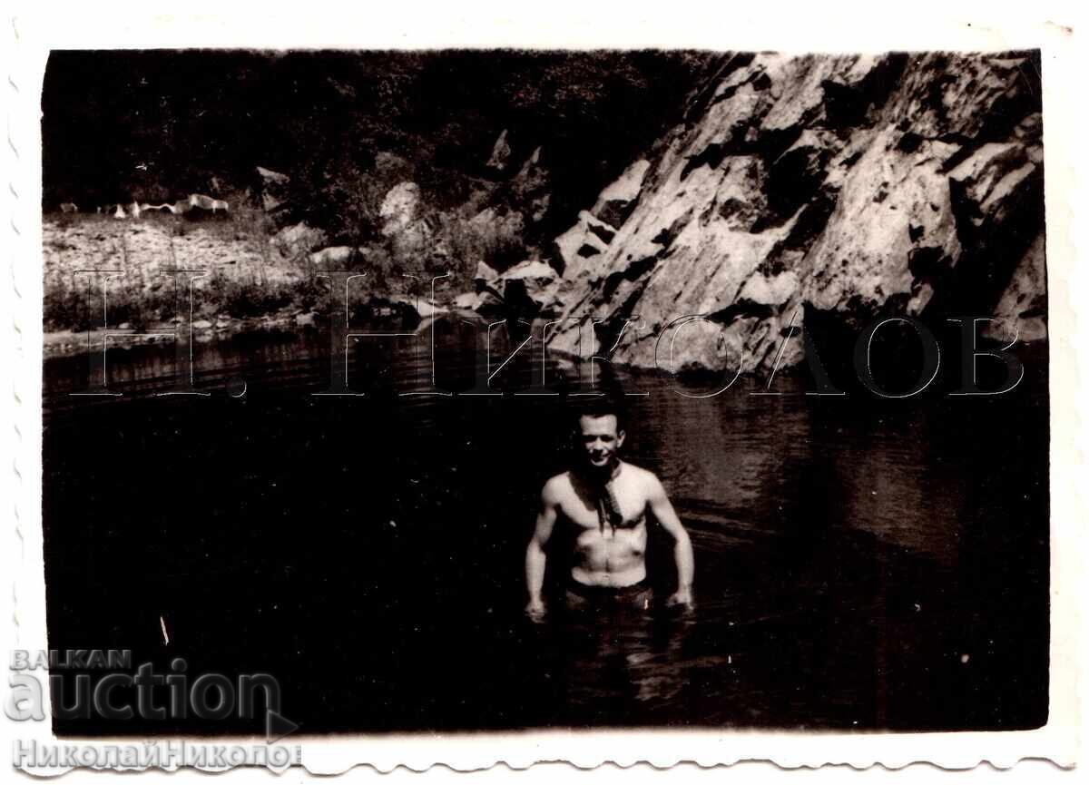 ΜΙΚΡΗ ΠΑΛΙΑ ΦΩΤΟΓΡΑΦΙΑ ΝΕΟΥ ΑΝΔΡΑ ΛΟΥΖΕΤΑΙ ΣΕ ΛΙΜΝΗ Δ563