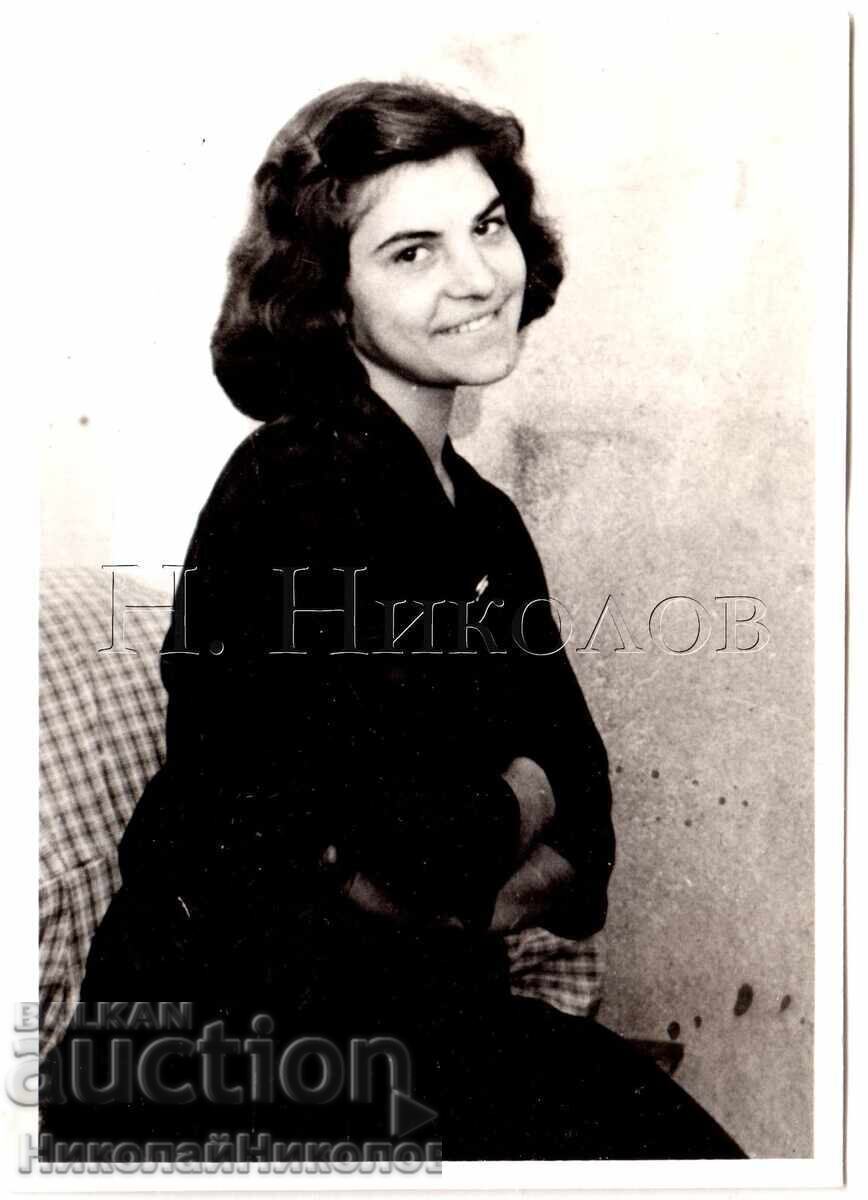 SMALL OLD PHOTO BULGARIAN ACTRESS AND ATHLETE D565