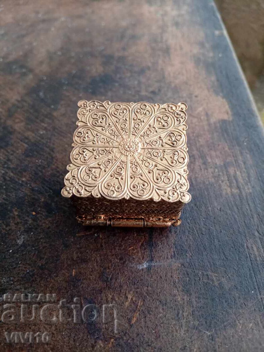 Licitație Cutie de bijuterii veche, bronz, Aurire Cehia