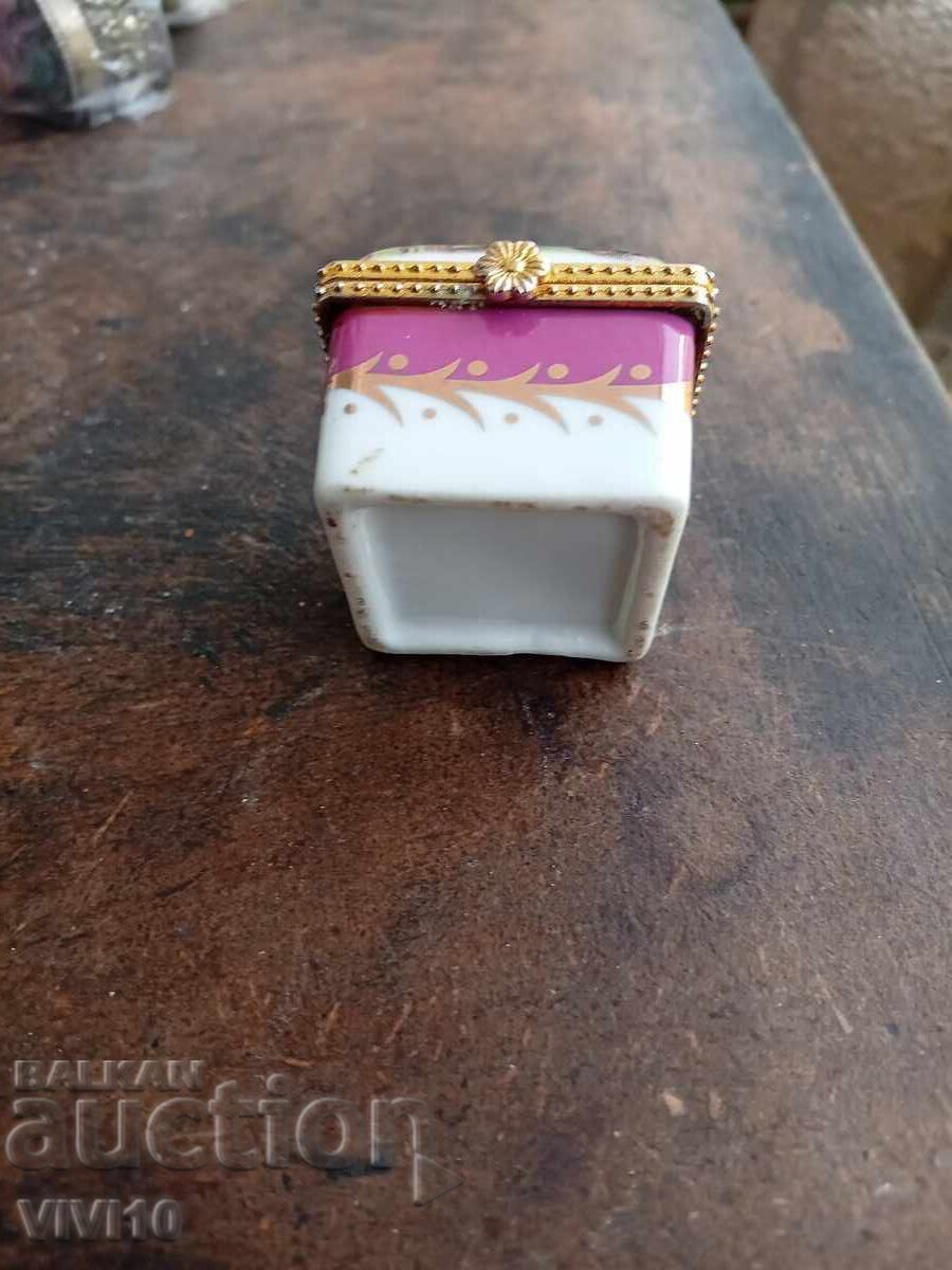 Аукцион Старинна кутийка за бижута порцелан, Позлата Аукцион Старинна кутийка за бижута порцелан, Позлата