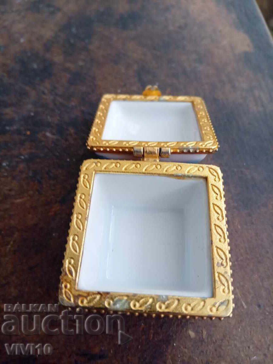 Παράδοση Αρχαίο πορσελάνινο κουτί κοσμημάτων, Επιχρύσωση