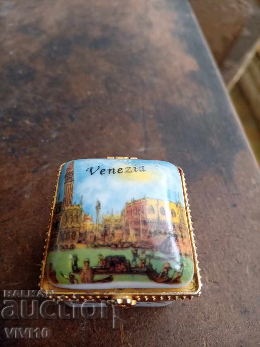 Αρχαίο πορσελάνινο κουτί κοσμημάτων, Επιχρύσωση