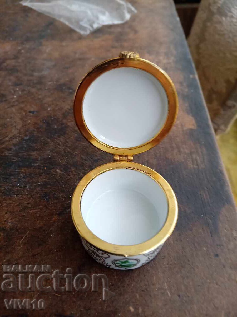 Аукцион Старинна кутия за бижута, порцелан del Prado Аукцион Старинна кутия за бижута, порцелан del Prado